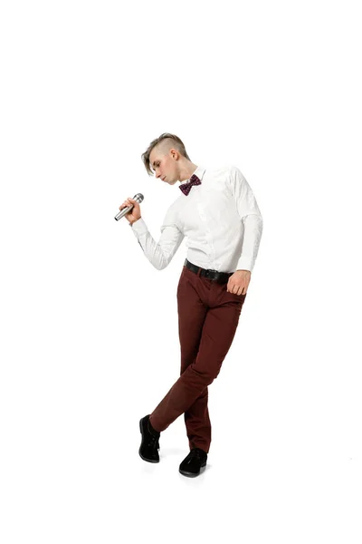 Gelukkig jongeman dansen in casual kleding of pak, remaking legendarische bewegingen van beroemdheid uit de cultuurgeschiedenis — Stockfoto