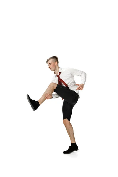 Jovem feliz dançando em roupas casuais ou terno, refazendo movimentos lendários de celebridade da história da cultura — Fotografia de Stock