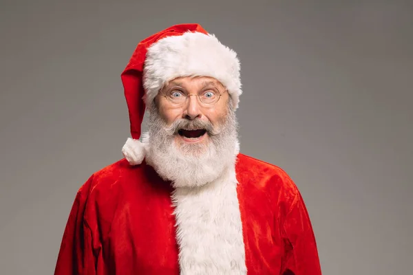 Ανώτερος άνθρωπος όπως ο Άγιος Βασίλης απομονώνονται σε γκρι φόντο στούντιο — Φωτογραφία Αρχείου