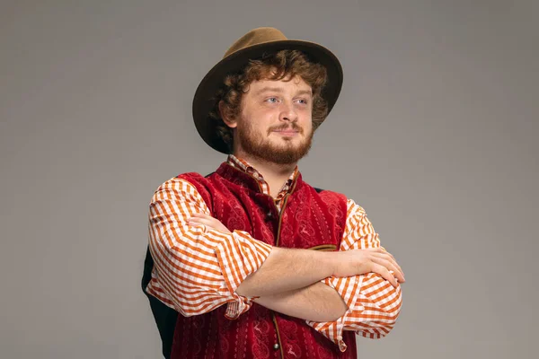 Felice uomo sorridente vestito in costume tradizionale austriaco o bavarese gesticolando isolato su sfondo grigio studio — Foto Stock