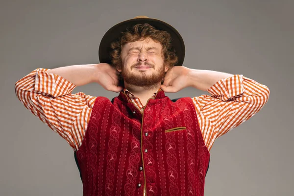 Feliz hombre sonriente vestido con traje tradicional austriaco o bávaro gesto aislado sobre fondo gris estudio — Foto de Stock