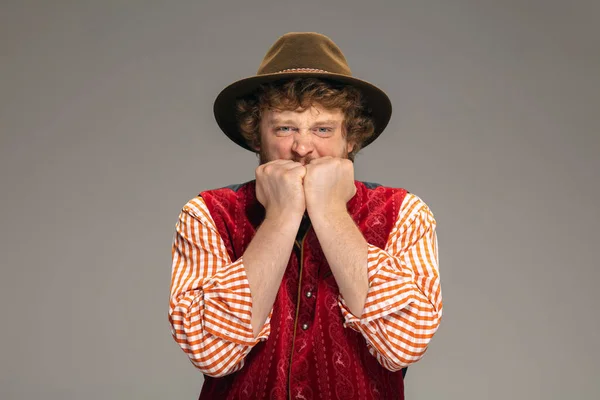 Feliz hombre sonriente vestido con traje tradicional austriaco o bávaro gesto aislado sobre fondo gris estudio — Foto de Stock