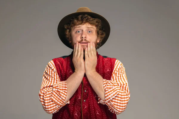 Feliz hombre sonriente vestido con traje tradicional austriaco o bávaro gesto aislado sobre fondo gris estudio — Foto de Stock