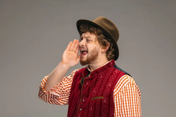 Feliz hombre sonriente vestido con traje tradicional austriaco o bávaro gesto aislado sobre fondo gris estudio — Foto de Stock