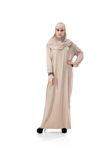 Piękny arabski kobieta pozowanie w stylowy hidżab odizolowany na studio tle. Koncepcja mody — Zdjęcie stockowe