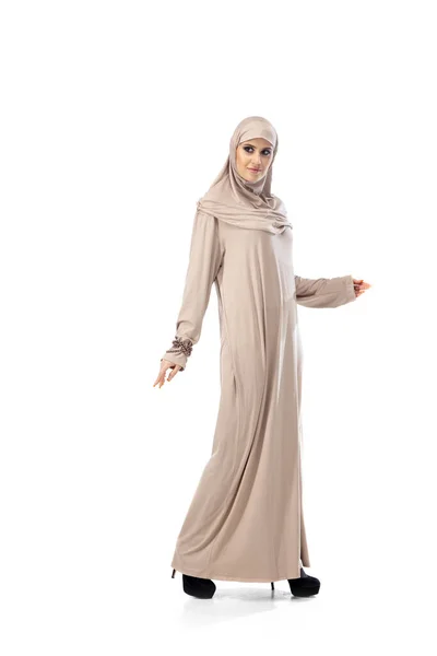 Mooie arabische vrouw poseren in stijlvolle hijab geïsoleerd op studio achtergrond. Modeconcept — Stockfoto