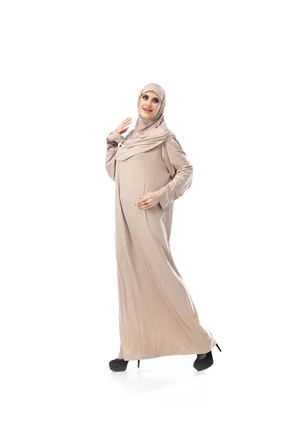 Belle femme arabe posant dans hijab élégant isolé sur fond de studio. Concept de mode — Photo