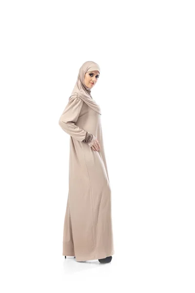 Vacker arabiska kvinna poserar i elegant hijab isolerad på studio bakgrund. Modekoncept — Stockfoto