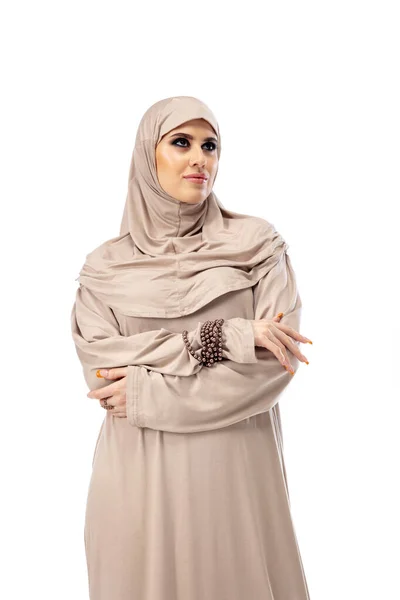 Mooie arabische vrouw poseren in stijlvolle hijab geïsoleerd op studio achtergrond. Modeconcept — Stockfoto