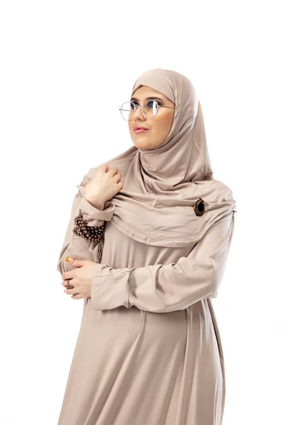 Hermosa mujer árabe posando en estilo hijab aislado en el fondo del estudio. Concepto de moda — Foto de Stock