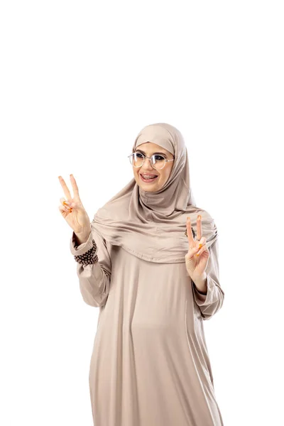 Hermosa mujer árabe posando en estilo hijab aislado en el fondo del estudio. Concepto de moda —  Fotos de Stock