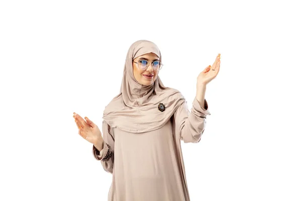 Hermosa mujer árabe posando en estilo hijab aislado en el fondo del estudio. Concepto de moda —  Fotos de Stock