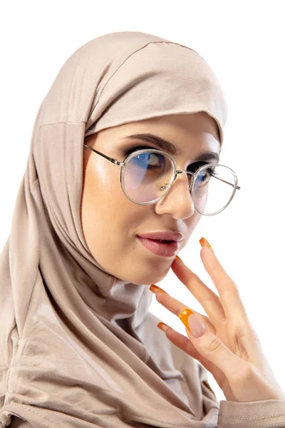 Mulher árabe bonita posando em hijab elegante isolado no fundo do estúdio. Conceito de moda — Fotografia de Stock