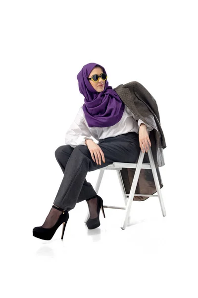 Mooie arabische vrouw poseren in stijlvolle kantoor kleding geïsoleerd op studio achtergrond. Modeconcept — Stockfoto
