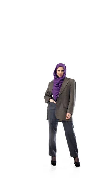 漂亮的阿拉伯女人穿着时髦的办公室服装,独立在工作室的背景下.时尚概念 — 图库照片