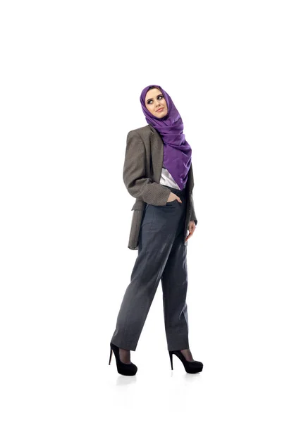 Mooie arabische vrouw poseren in stijlvolle kantoor kleding geïsoleerd op studio achtergrond. Modeconcept — Stockfoto