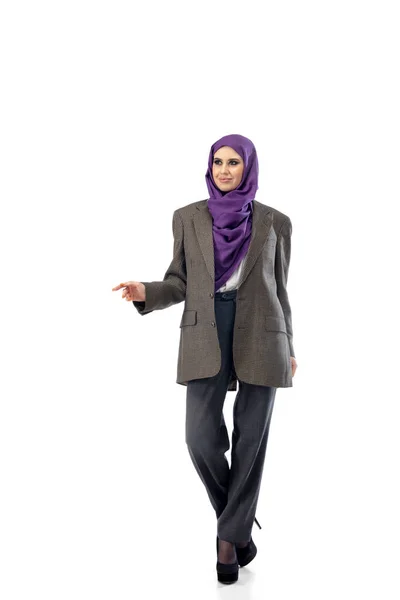 Mooie arabische vrouw poseren in stijlvolle kantoor kleding geïsoleerd op studio achtergrond. Modeconcept — Stockfoto