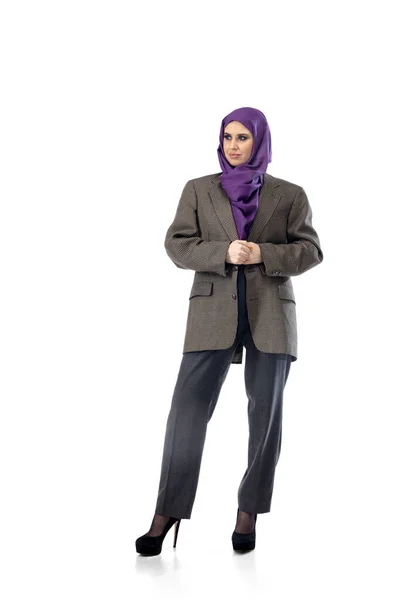 Mooie arabische vrouw poseren in stijlvolle kantoor kleding geïsoleerd op studio achtergrond. Modeconcept — Stockfoto