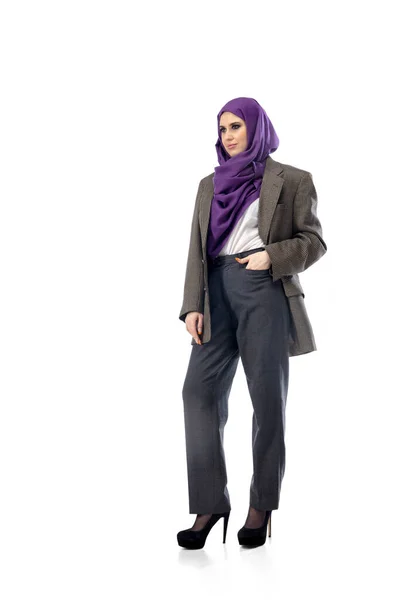 Mooie arabische vrouw poseren in stijlvolle kantoor kleding geïsoleerd op studio achtergrond. Modeconcept — Stockfoto