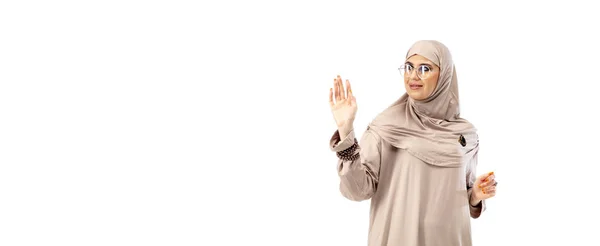 Hermosa mujer árabe posando en estilo hijab aislado en el fondo del estudio. Concepto de moda — Foto de Stock