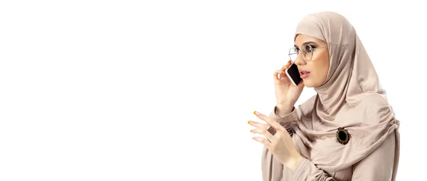 Beautiful arab woman posing in stylish hijab isolated on studio background. Fashion concept — Stock Photo, Image