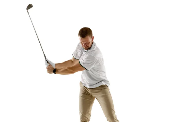 Beyaz tişörtlü golf oyuncusu beyaz stüdyo arka planında izole edilmiş salıncak kullanıyor. — Stok fotoğraf