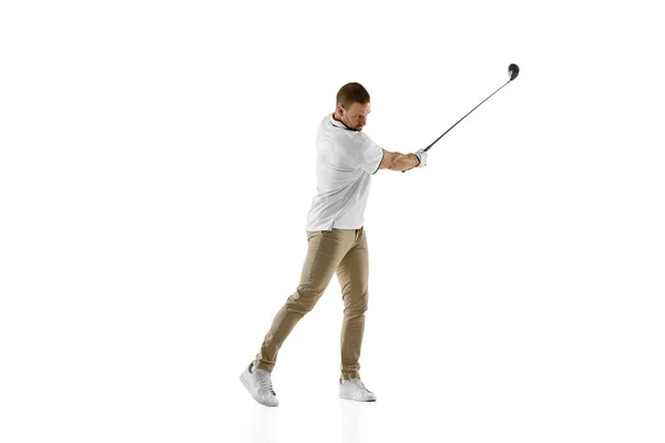 Golfspieler im weißen Hemd, der isoliert auf weißem Studiohintergrund schwingt — Stockfoto