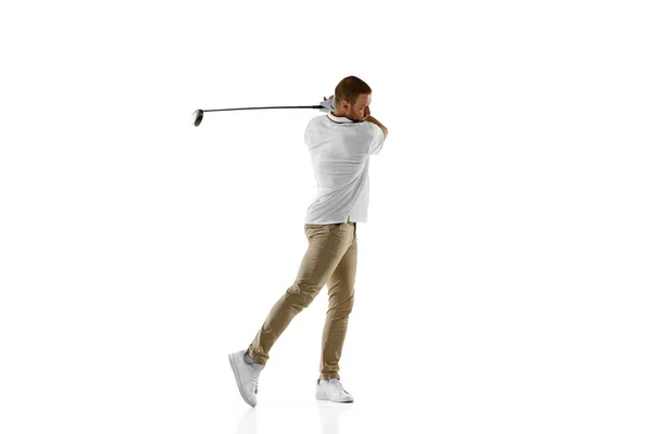 Beyaz tişörtlü golf oyuncusu beyaz stüdyo arka planında izole edilmiş salıncak kullanıyor. — Stok fotoğraf