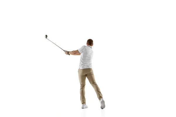 Jogador de golfe em uma camisa branca tomando um balanço isolado no fundo do estúdio branco — Fotografia de Stock