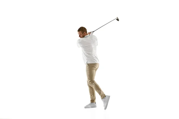Golfspieler im weißen Hemd, der isoliert auf weißem Studiohintergrund schwingt — Stockfoto
