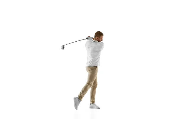 Golfspieler im weißen Hemd, der isoliert auf weißem Studiohintergrund schwingt — Stockfoto