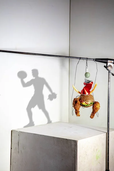 아름다운 스포츠맨을 벽에 드리우는 날으는 음식 구성 — 스톡 사진