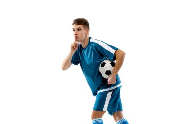 Beyaz stüdyo arka planında izole edilmiş profesyonel futbolcunun komik duyguları, oyunda heyecan