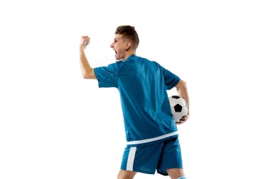 Beyaz stüdyo arka planında izole edilmiş profesyonel futbolcunun komik duyguları, oyunda heyecan