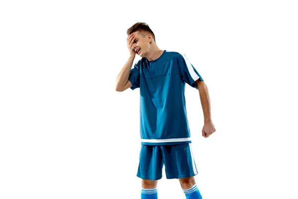 Grappige emoties van professionele voetballer geïsoleerd op witte studio achtergrond, opwinding in het spel — Stockfoto