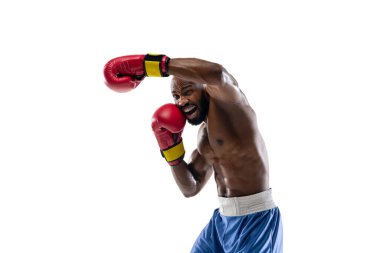 Profesyonel boksörün parlak duyguları beyaz stüdyo arka planında izole edilmiş, oyunda heyecan