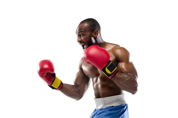 Emociones brillantes de boxeador profesional aislado en fondo de estudio blanco, emoción en el juego — Foto de Stock