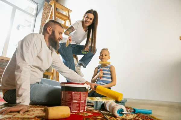 Mladá rodina si sama opravuje byt. Matka, otec a syn dělají doma člověka nebo renovaci — Stock fotografie
