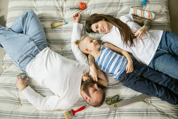 Junge Familie repariert Wohnung gemeinsam. Mutter, Vater und Sohn bei Umbau- oder Renovierungsarbeiten — Stockfoto