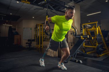 Rehabilitasyon merkezinde engelli adam eğitimi