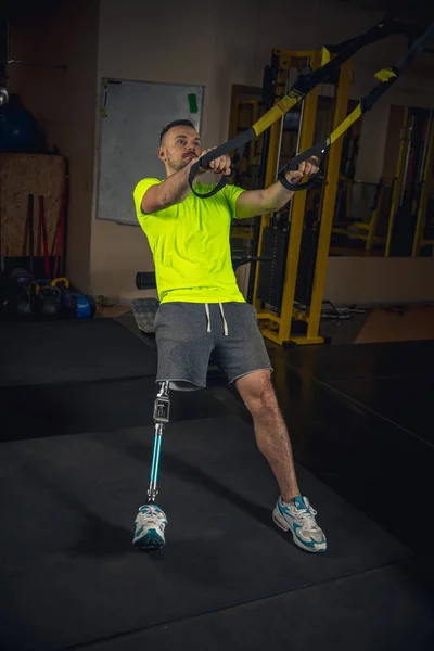 Training van gehandicapten in de fitnessruimte van het revalidatiecentrum — Stockfoto