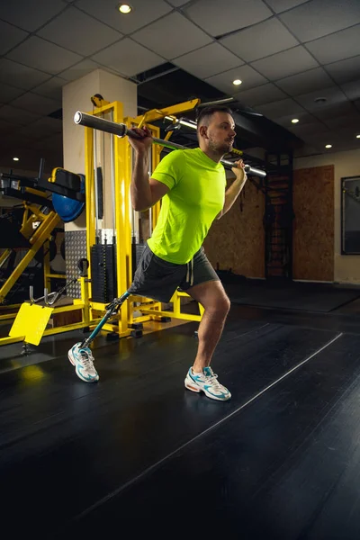 Entrenamiento para discapacitados en el gimnasio del centro de rehabilitación —  Fotos de Stock