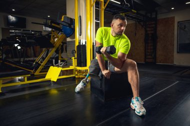 Rehabilitasyon merkezinde engelli adam eğitimi