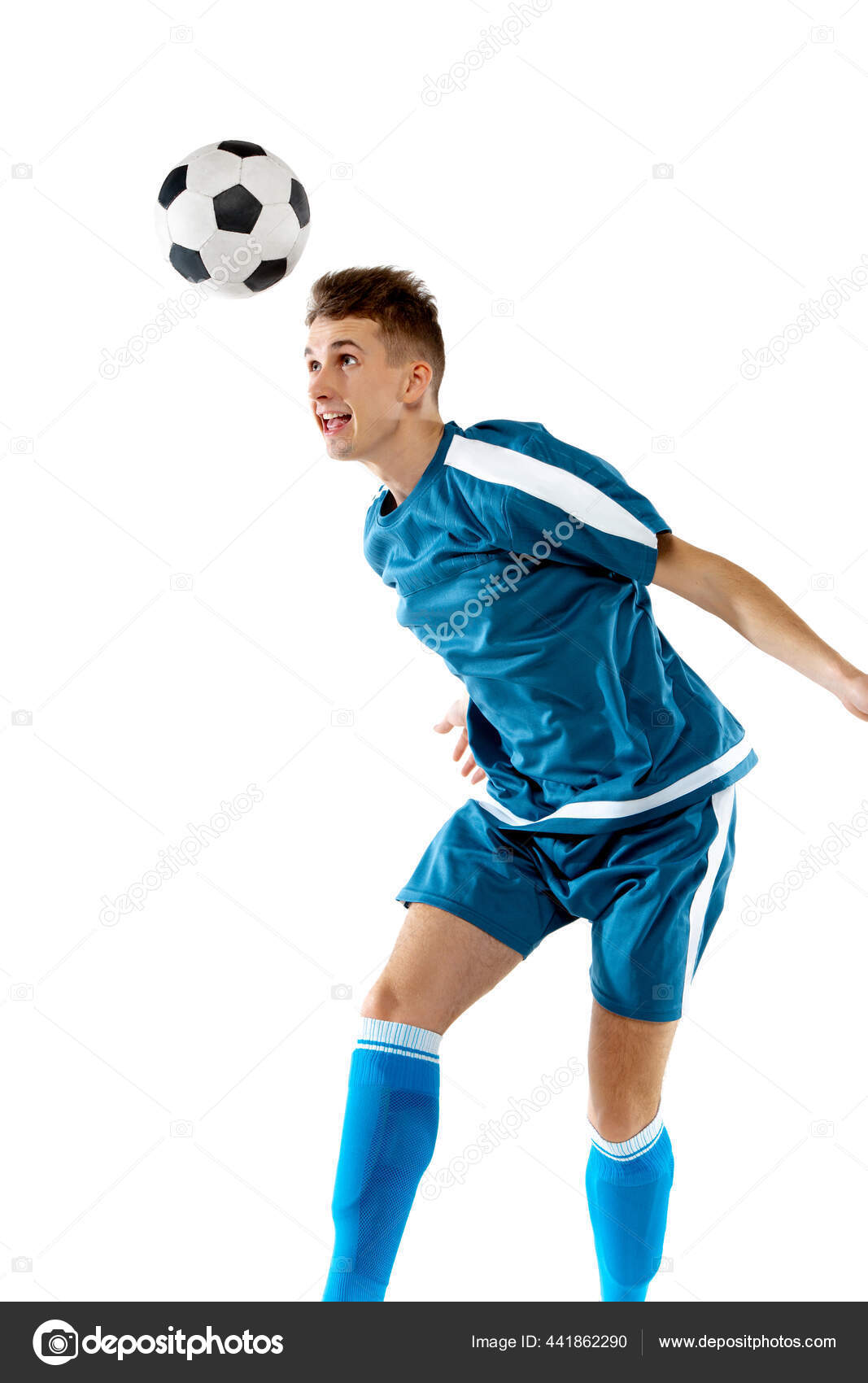 Futebol profissional, jogador de futebol em movimento isolado no fundo do  estúdio branco. Conceito de esporte, jogo, estilo de vida ativo, objetivo e  hobby. Vista de ângulo largo fotos, imagens de ©