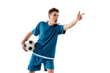 Beyaz stüdyo arka planında izole edilmiş profesyonel futbolcunun komik duyguları, oyunda heyecan