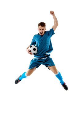 Beyaz stüdyo arka planında izole edilmiş profesyonel futbolcunun komik duyguları, oyunda heyecan