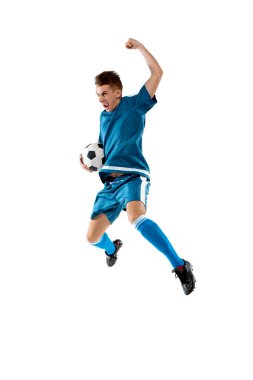 Beyaz stüdyo arka planında izole edilmiş profesyonel futbolcunun komik duyguları, oyunda heyecan