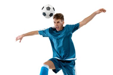 Beyaz stüdyo arka planında izole edilmiş profesyonel futbolcunun komik duyguları, oyunda heyecan