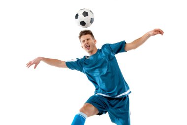 Beyaz stüdyo arka planında izole edilmiş profesyonel futbolcunun komik duyguları, oyunda heyecan