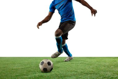 Profesyonel futbolun bacakları kapalı, futbolcu sahada top için savaşıyor, beyaz arka planda izole edilmiş.